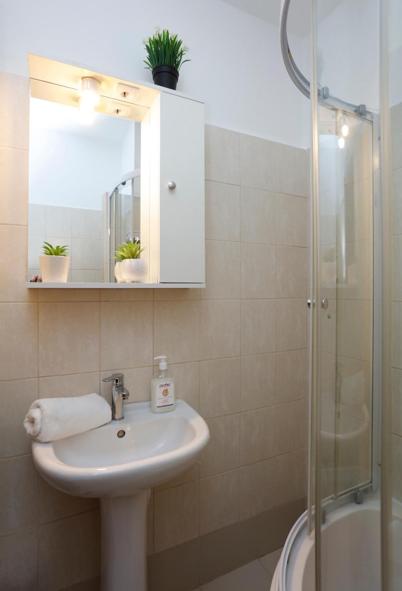 Enchanting Retreat - Historic Old Town - Pet-Friendly Haven - Steps From Unirii บูคาเรสต์ ภายนอก รูปภาพ