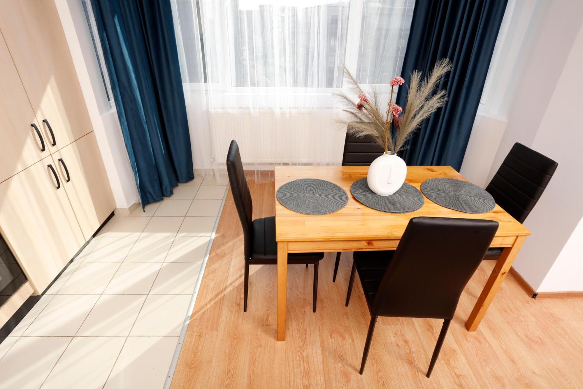 Enchanting Retreat - Historic Old Town - Pet-Friendly Haven - Steps From Unirii บูคาเรสต์ ภายนอก รูปภาพ