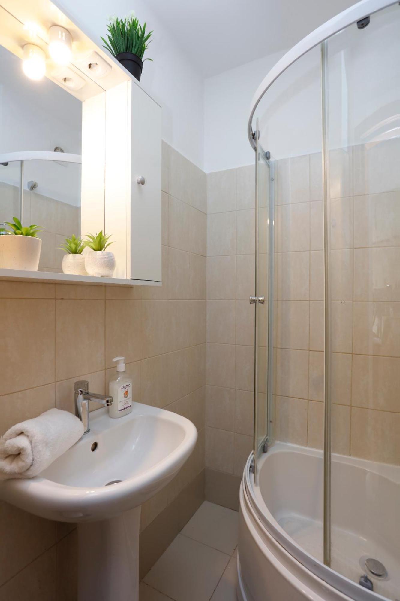 Enchanting Retreat - Historic Old Town - Pet-Friendly Haven - Steps From Unirii บูคาเรสต์ ภายนอก รูปภาพ