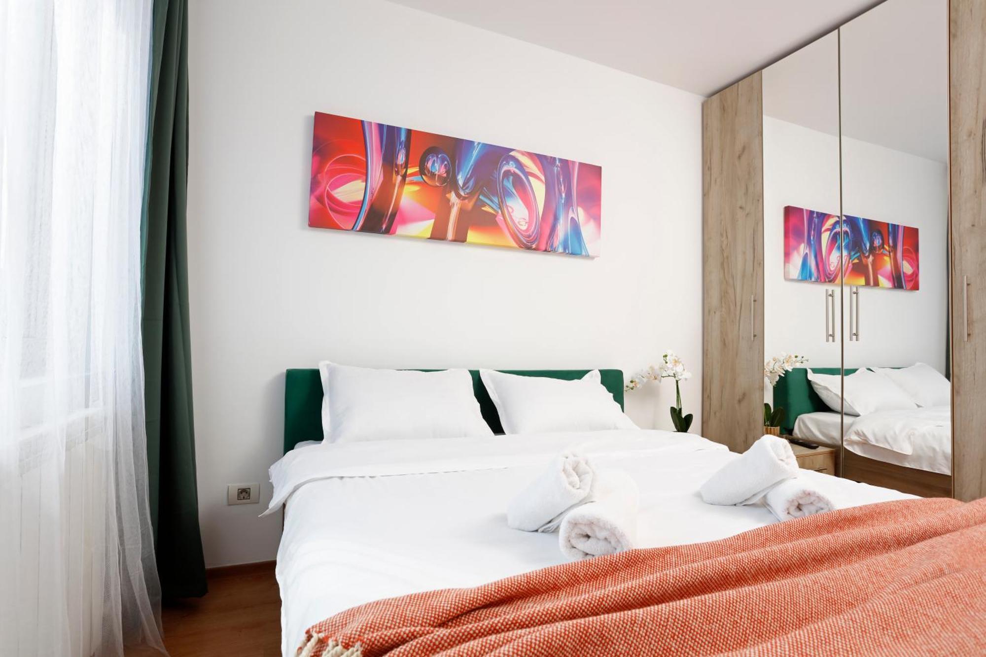 Enchanting Retreat - Historic Old Town - Pet-Friendly Haven - Steps From Unirii บูคาเรสต์ ภายนอก รูปภาพ
