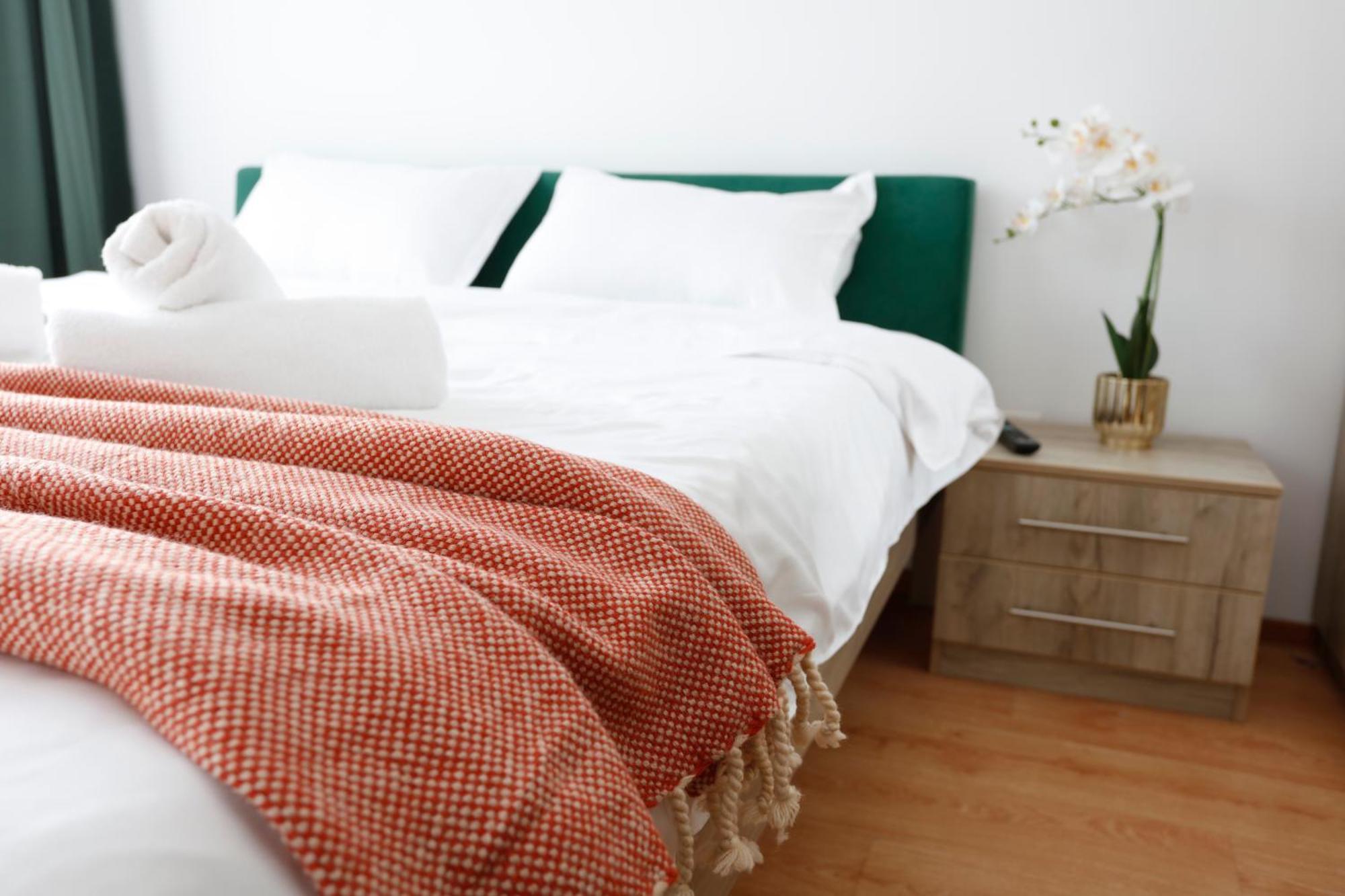 Enchanting Retreat - Historic Old Town - Pet-Friendly Haven - Steps From Unirii บูคาเรสต์ ภายนอก รูปภาพ