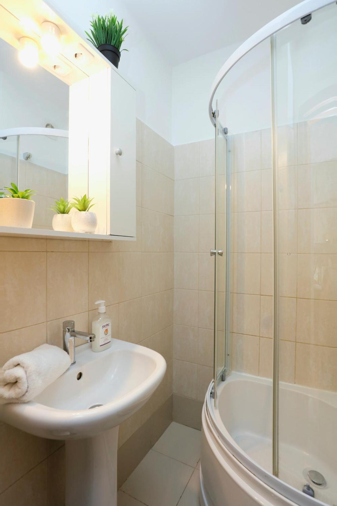 Enchanting Retreat - Historic Old Town - Pet-Friendly Haven - Steps From Unirii บูคาเรสต์ ภายนอก รูปภาพ
