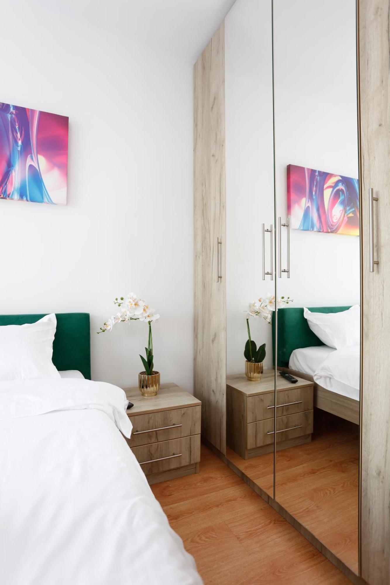 Enchanting Retreat - Historic Old Town - Pet-Friendly Haven - Steps From Unirii บูคาเรสต์ ภายนอก รูปภาพ